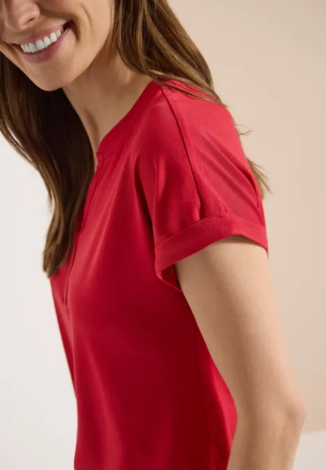 Kurzarm Shirt im Tunika-Look tamarillo red Lächelnde Frau in rotem T-Shirt, seitlich aufgenommen.