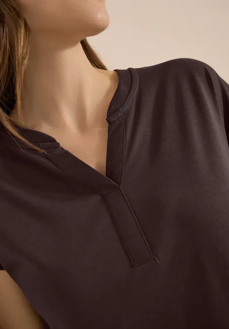 Kurzarm Shirt im Tunika-Look brown cacao Nahaufnahme des Oberkörpers einer Frau mit dunklem V-Ausschnittshirt.