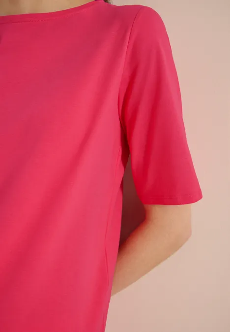 Basic Shirt met boothals geranium red Een roze T-shirt met korte mouwen gedragen op de bovenlichaam van een persoon.