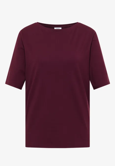 Basic Shirt met boothals sweet grape red Een eenvoudig T-shirt met korte mouwen in donker bordeauxrood en een ronde hals.