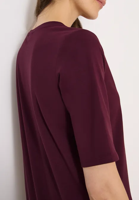 Basic Shirt met boothals sweet grape red Gedeeltelijke weergave van een vrouw in een bordeauxrode top met driekwartmouwen.