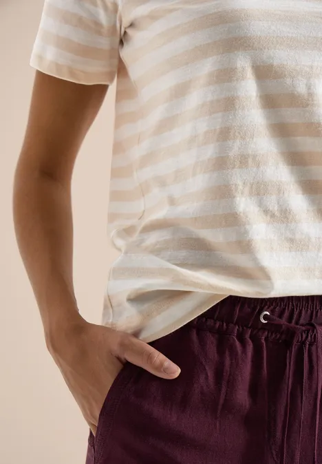 Shirt met ronde hals en strepen pearl beige Shirt met ronde hals en strepen pearl beige