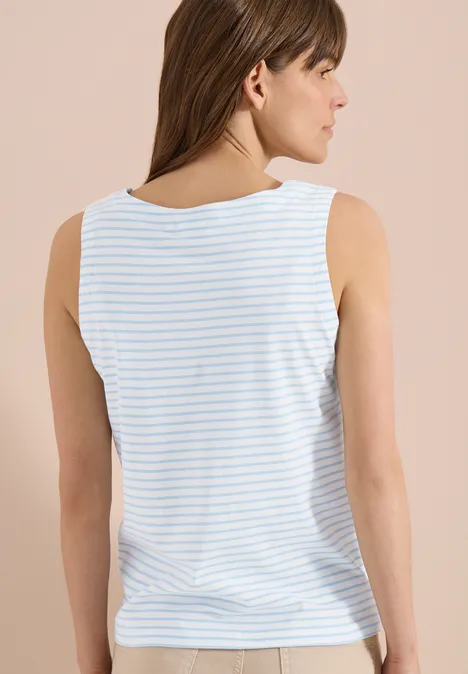 Eine Frau trägt ein ärmelloses, hellblau-weiß gestreiftes Shirt von hinten.