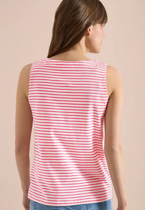 Bezrękawnik w czerwono-białe paski, widok od tyłu.