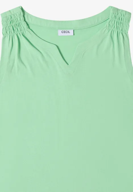 Mouwloos lichtgroen dames topje met gerimpelde schouders en kleine V-hals.