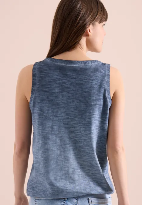Frau von hinten in ärmellosem, grau-blau meliertem Top vor hellem Hintergrund.