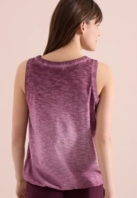 Rückenansicht einer Frau in ärmellosem, violettem, weichem Top vor einfarbigem Hintergrund.