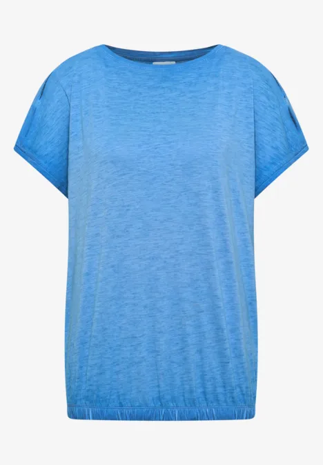 Hellblaues T-Shirt mit überschnittenen kurzen Ärmeln und Rundhalsausschnitt.
