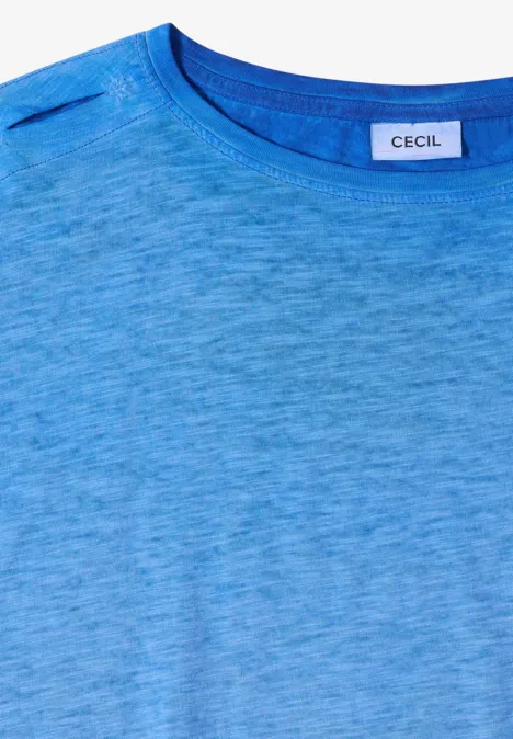 Ein schlichtes hellblaues T-Shirt mit Rundhalsausschnitt und kleinem Label am Kragen.