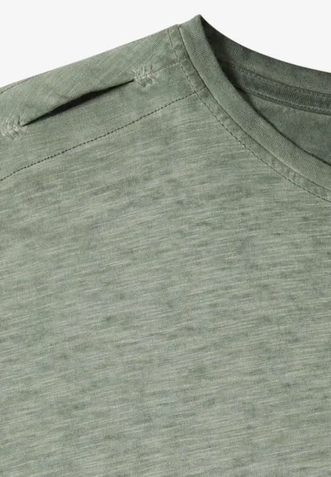 Close-up van een lichtgroen T-shirt met ronde hals en subtiel gemêleerde stof.