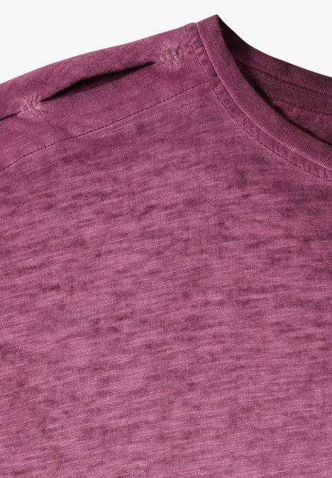 Ein schlichtes unifarbenes T-Shirt in melierter violett-pinken Farbe.