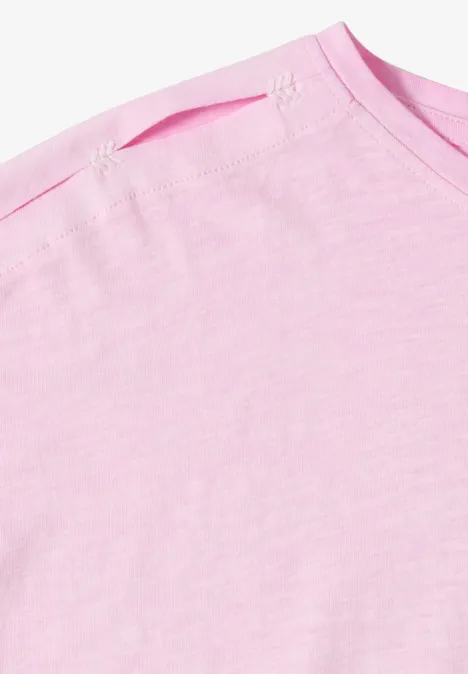 Helles rosa T-Shirt mit Rundhalsausschnitt und feiner Struktur.