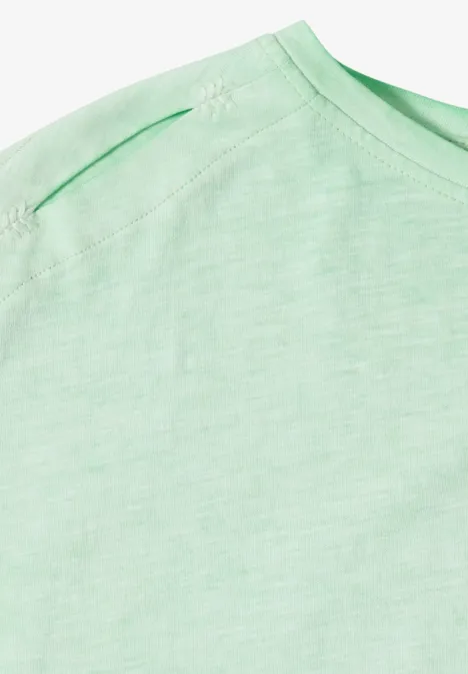 Nahaufnahme eines hellgrünen T-Shirts mit Rundhalsausschnitt