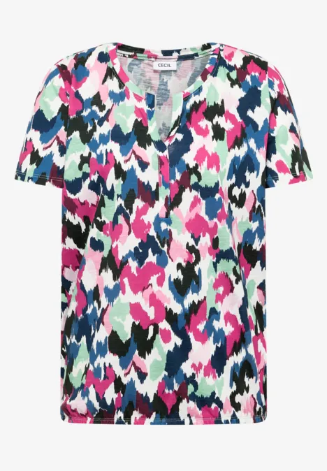Bonte T-shirt met roze, groen en blauw camouflagepatroon en V-hals.