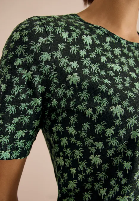 Zwart shirt met korte mouwen en een groen palmboompatroon.