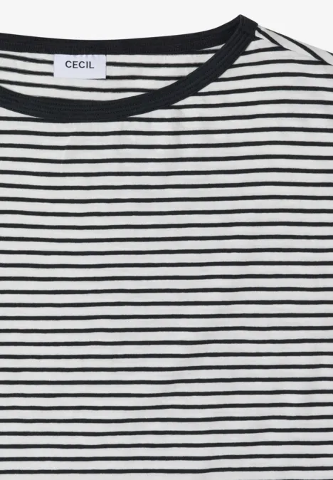 Wit T-shirt met fijne, zwarte, horizontale strepen en ronde hals.