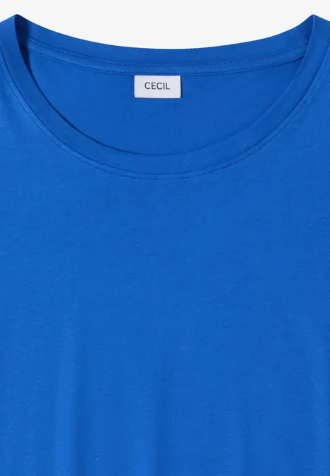 Ein schlichtes, blaues T-Shirt mit Rundhalsausschnitt und Markenlabel.