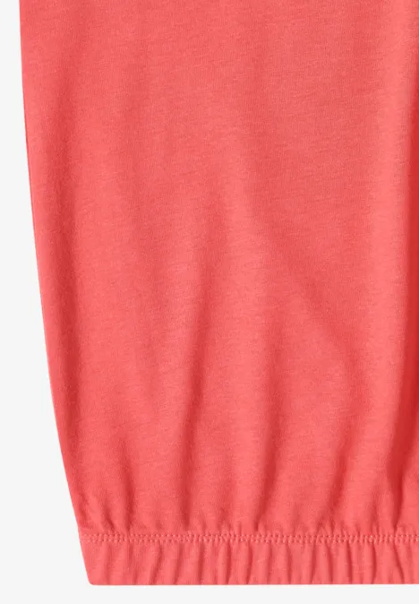 Nahaufnahme eines roten Kleidungsstücks mit elastischem Saum