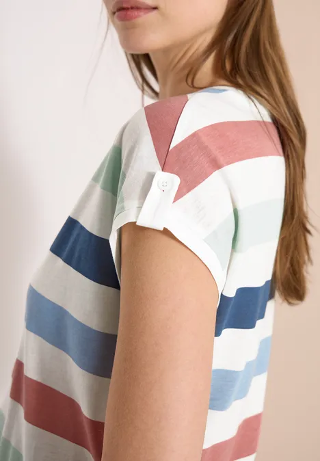 Seitliche Ansicht einer Person im kurzärmeligen T-Shirt mit breiten Pastellstreifen in Weiß, Mint, Blau und Rosa.