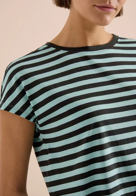 Nahaufnahme einer Person mit schwarz-mintgrün gestreiftem T-Shirt