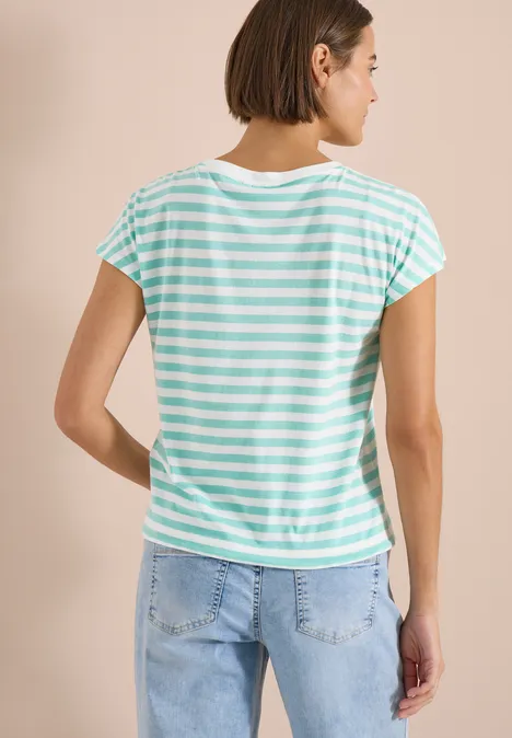 Rückansicht einer Frau in mint-weiß gestreiftem T-Shirt und Jeans.