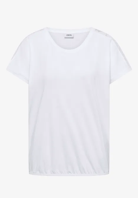 Schlichtes weißes T-Shirt mit Rundhalsausschnitt und kurzen Ärmeln auf weißem Hintergrund.