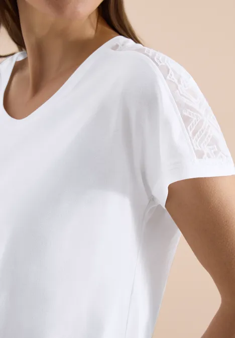 Weißes T-Shirt mit Spitzenbesatz an den Schultern