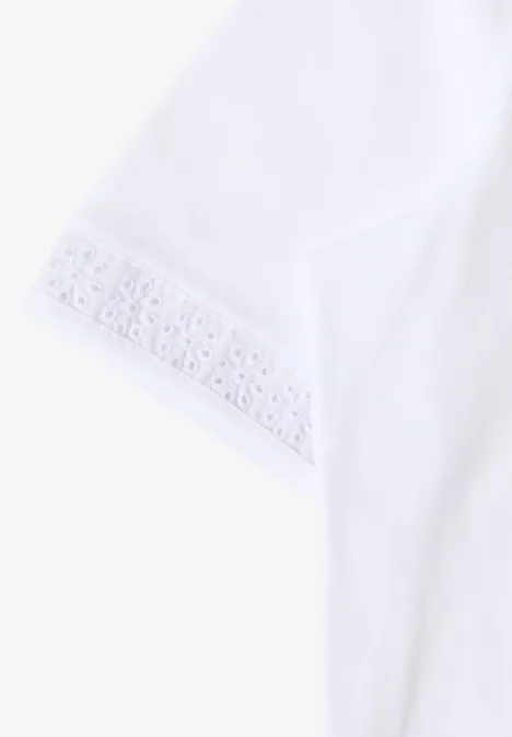 Witte top met korte mouwen en fijne kanten band langs de mouwzoom.