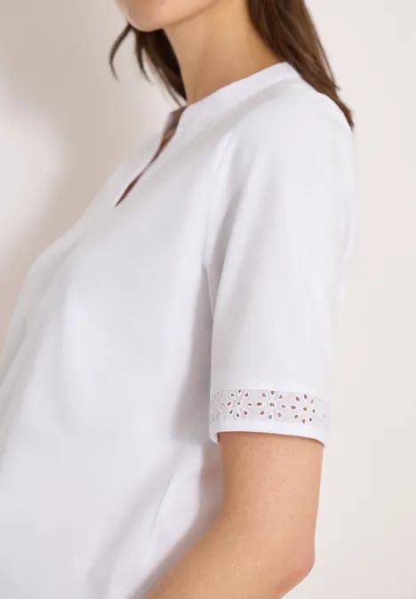 Effen wit T-shirt met korte mouwen en subtiel opengewerkt boordmotief aan de mouwen.