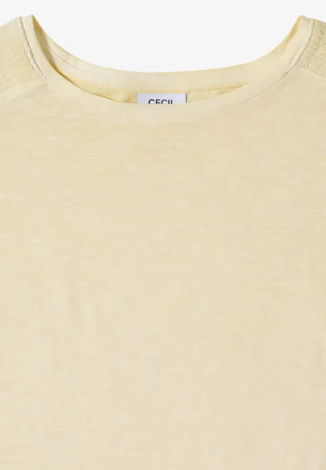 Pastellgelbes T-Shirt mit Rundhalsausschnitt auf weißem Hintergrund.