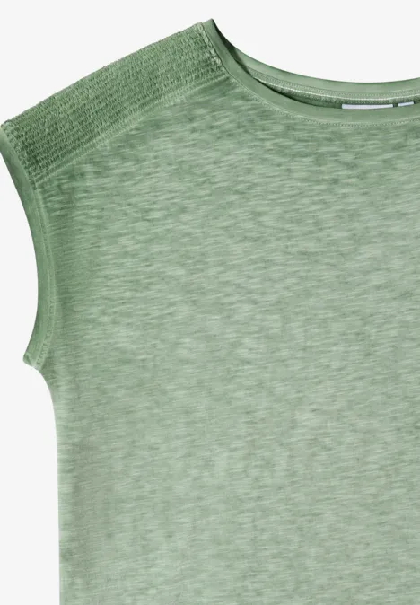 Een lichtgroen, mouwloos T-shirt van gemêleerde, mooie stof met ronde hals.