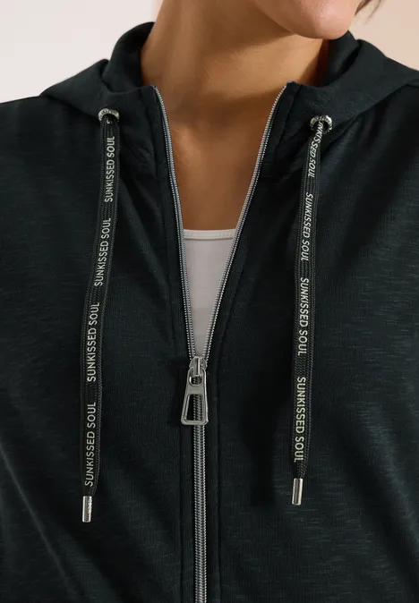 Schwarze Kapuzenjacke mit Reißverschluss und bedruckten Kordeln auf der Vorderseite.