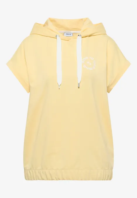 Hellgelber kurzärmeliger Hoodie mit Kapuze, elastischem Saum, weißen Kordeln und dezentem Brustlogo.