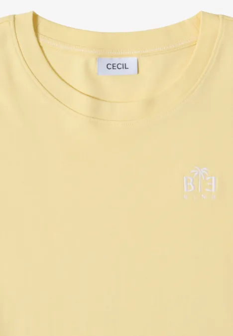 Helles gelbes T-Shirt mit Rundhals und kleinem weißen Logo auf der Brust