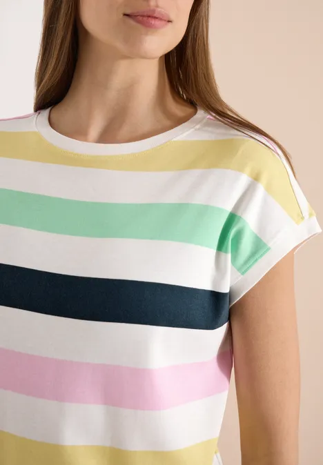 Frau trägt T-Shirt mit breiten Pastellstreifen in Gelb, Grün, Blau und Rosa.