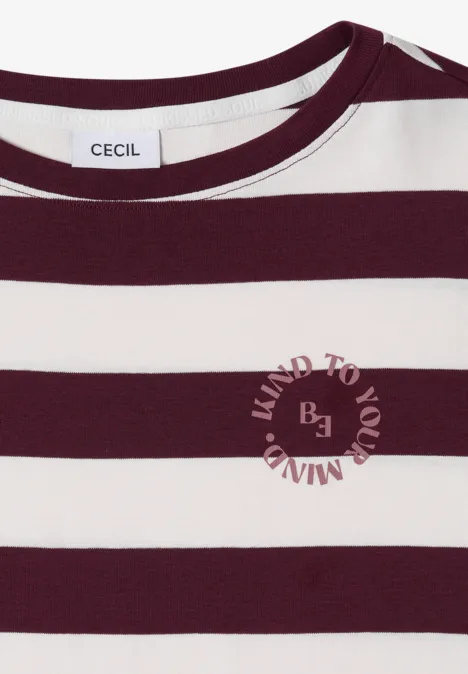 Kortarmshirt met witte en bordeauxrode strepen, ronde hals, merklabel 'Cecil' en cirkelopdruk 'mind to mind'.