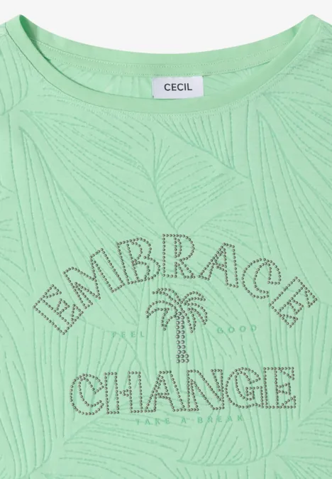 Grünes T-Shirt mit Blattmuster und Aufdruck "Embrace Change" inklusive Palmen-Grafik.