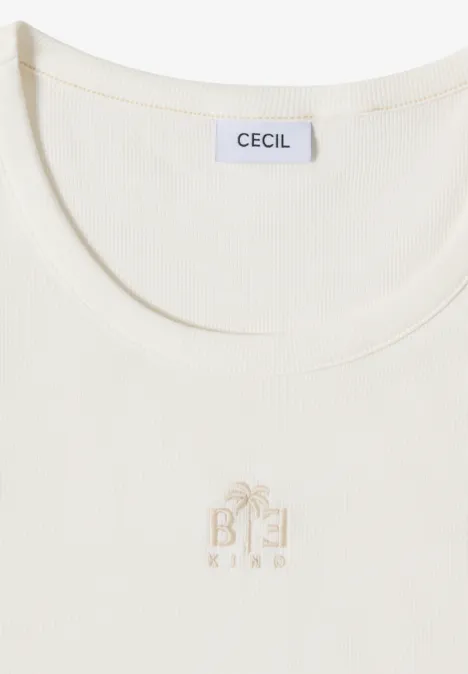 Cremefarbenes T-Shirt mit Rundhalsausschnitt, Markenlabel ‚CECIL‘ und kleinem ‚BE KIND‘-Schriftzug mit Palmenmotiv.