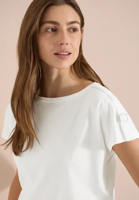 Iemand draagt een effen wit T-shirt met ronde hals en korte mouwen.