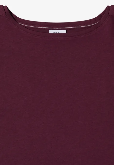 Een eenvoudig bordeauxrood T-shirt met ronde hals.