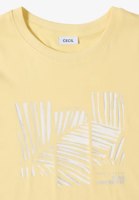 Hellgelbes T-Shirt mit weißem abstrakten Palmenblatt-Design und CECIL-Logo am Kragen.