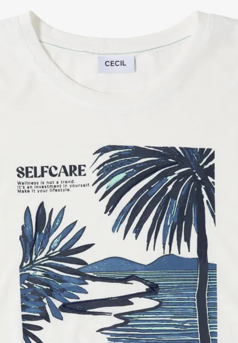 Wit T-shirt met 'Selfcare'-opdruk en blauw tropisch palm- en zeezicht.