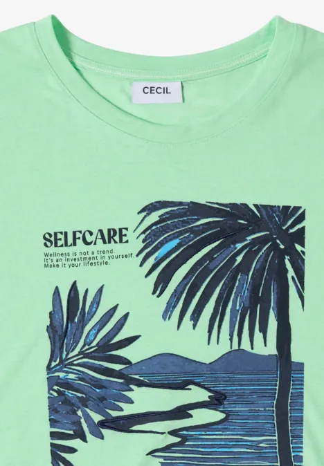 Groen T-shirt met 'SELF-CARE'-print en palmboomontwerp voor een zeezicht.