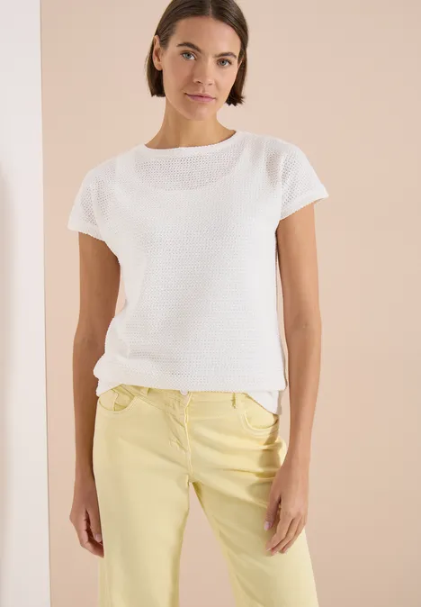 T-Shirt mit Boatneck im Ajour-Look vanilla white Frau in weißem T-Shirt und hellgelber Hose vor neutralem Hintergrund.