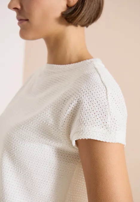 T-Shirt mit Boatneck im Ajour-Look vanilla white Seitliches Profil einer Frau in weißer, kurzärmliger Textur-Bluse