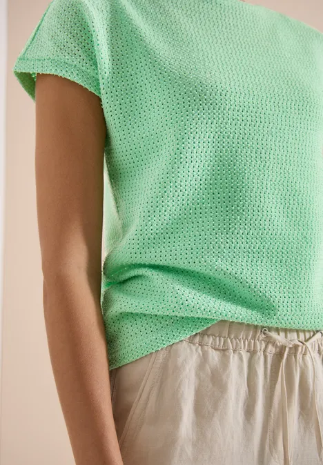 T-Shirt mit Boatneck im Ajour-Look juicy lime Oberkörper einer Person in mintgrünem, strukturiertem T-Shirt und hellbeigen Hosen vor neutralem Hintergrund.