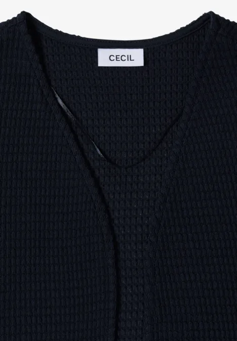 Offene 3/4-Arm Jacke im Ajour-Look universal blue Schwarzes Waffelstrick-Shirt mit V-Ausschnitt und CECIL-Label.