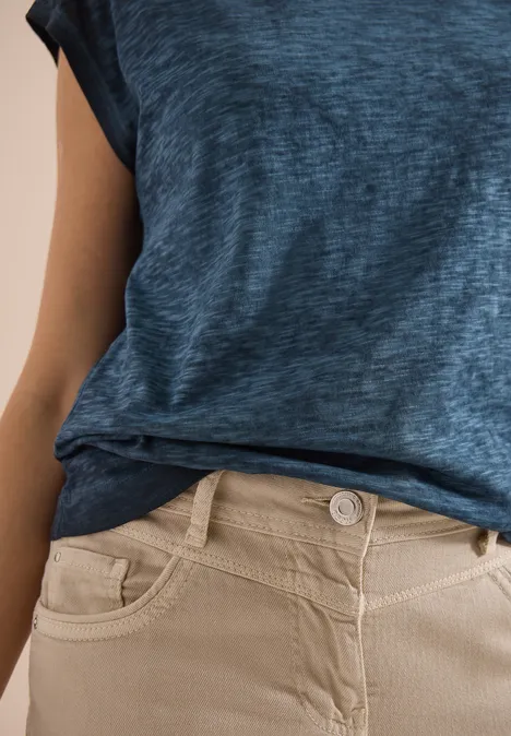 Shirt met boothals in garment-dye look universal blue Blauw gemêleerd shirt en beige broek bij de taille.