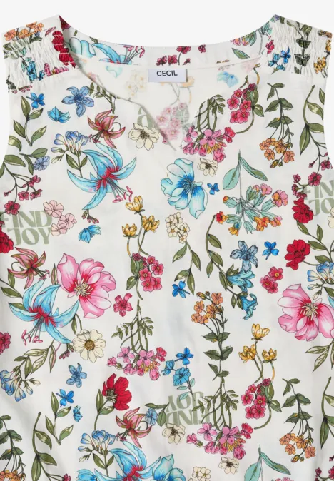 Mouwloze witte top met kleurrijk bloemenpatroon, roze, blauwe en rode bloemen en groene bladeren.