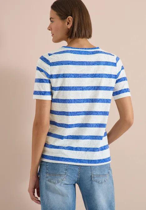 Shirt met burn-out look surf blue Persoon van achteren in een wit-blauw gestreept t-shirt en een spijkerbroek.
